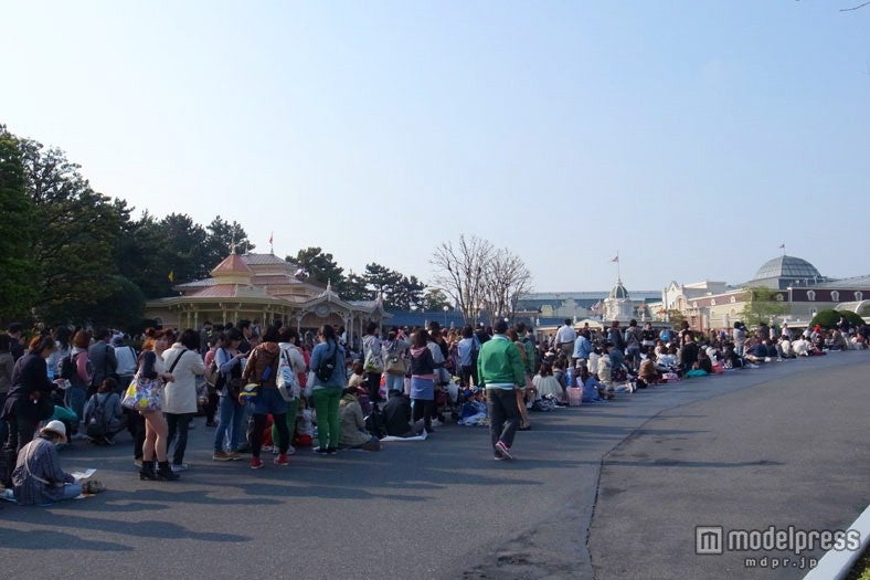 開園時間を待ちわびるゲスト