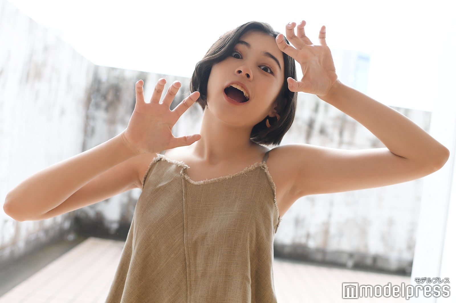 “オオカミポーズ”をしてもらいました！　／アリアナさくら（C）モデルプレス