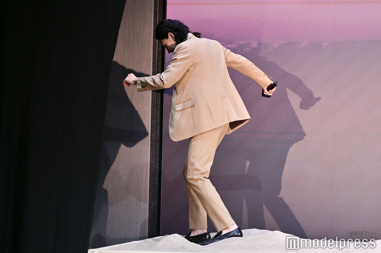 “砂歩き”を実践する町田啓太（C）モデルプレス