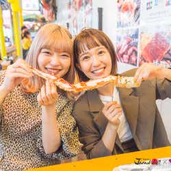 モデルプレス - 柴田紗希&古関れん、マグロステーキ・タラバガニ・生牡蠣…築地で食べまくる