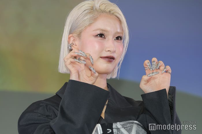 4.5時間かけたネイルを披露したMOMOKA(C)モデルプレス