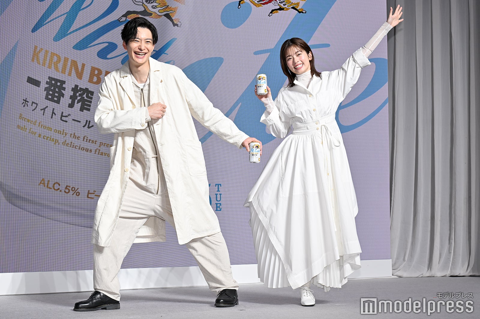 商品のおいしさが一目で伝わるように考えたポーズを披露する岡田将生、小芝風花（C）モデルプレス