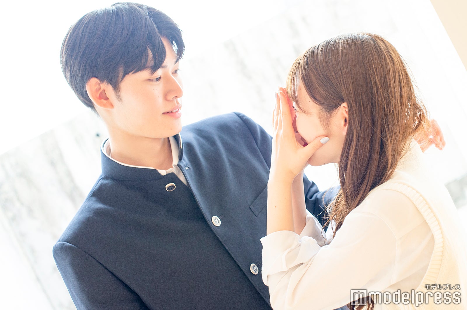 見つめ合ってとリクエストすると照れる2人／永塚彪聖、右近心優 （C）モデルプレス