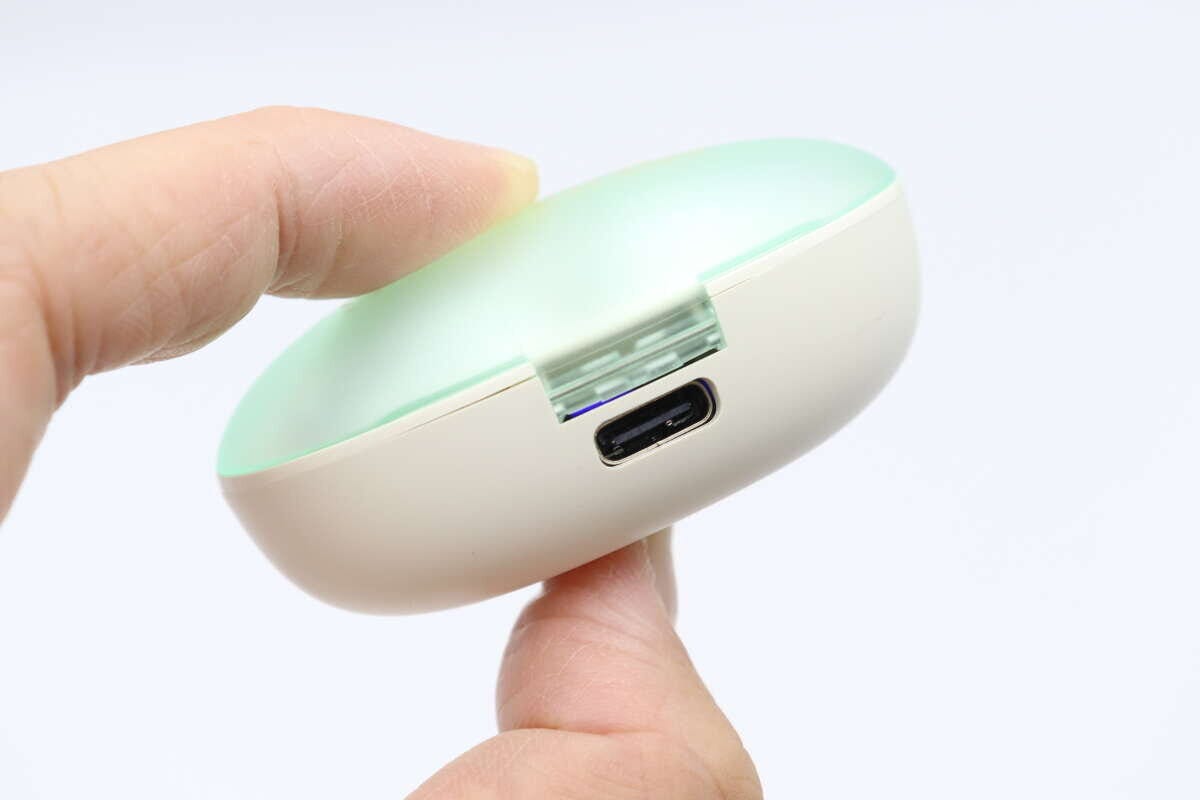 完全ワイヤレスイヤホン（TWS006、ブルー×アイボリー）　充電口