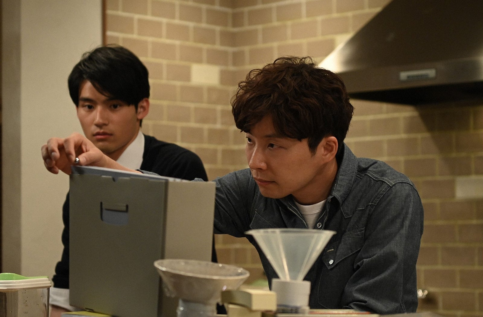 岡田健史、星野源／「MIU404」第3話より（C）TBS