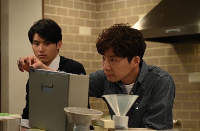 岡田健史、星野源/「MIU404」第3話より(C)TBS