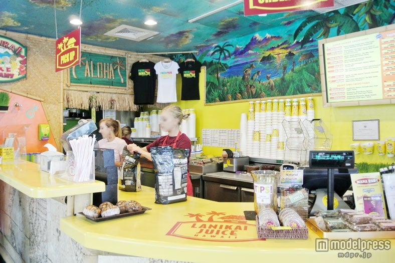 ハワイの自然が描かれた天井がおしゃれ