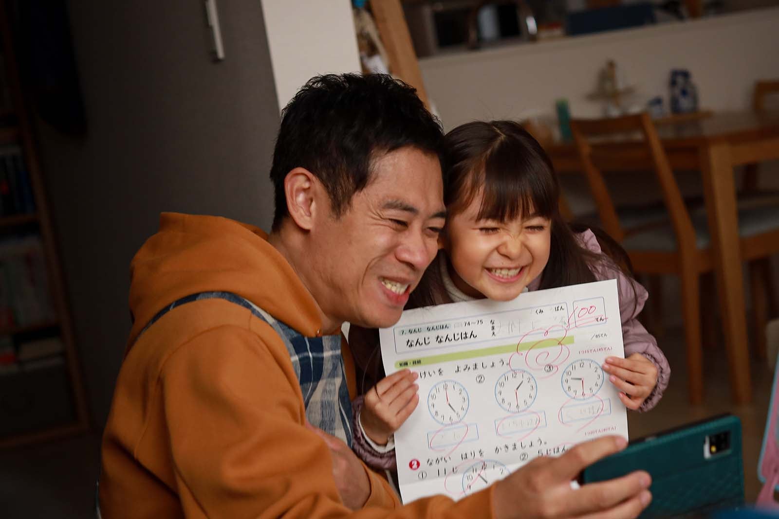 伊藤淳史、磯村アメリ「離婚しない男―サレ夫と悪嫁の騙し愛―」第5話より（C）テレビ朝日