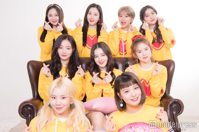 MOMOLAND(上段左から)テハ、ナユン、ヘビン、ジェイン(中段左から)ヨンウ、ナンシー、デイジー(下段左から)ジュイ、アイン(C)モデルプレス
