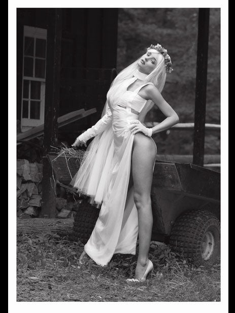 ミランダ・カー Photo by SEBASTIAN FAENA(V MAGAZINE)