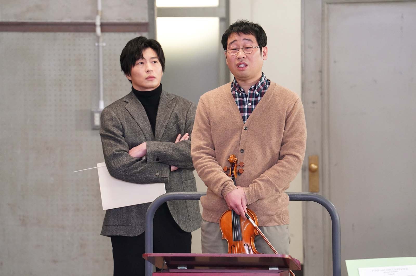 田中圭、前野朋哉／「リバーサルオーケストラ」第4話より（C）日本テレビ