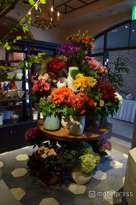 フラワーショップ。バラや芍薬など切花を中心に展開