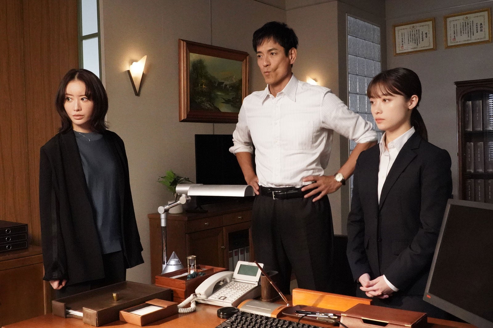 松本まりか、沢村一樹、橋本環奈「トクメイ！警視庁特別会計係」第4話（C）カンテレ