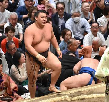 大関霧島が珍しい形で無傷3連勝！土俵から足出た藤ノ川を投げ捨てる 決まり手は「上手投げ」から「寄り切り」に変更