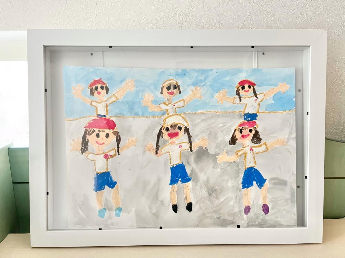 【本音レビュー】3COINSの「作品ディスプレイ収納」で、増えがちな子どもの作品整理がラクに！