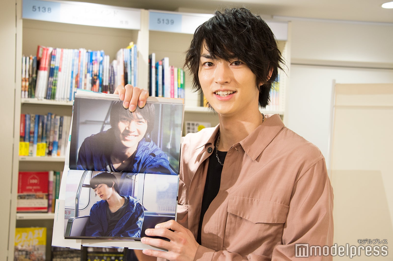 「一番盛れてる」寝顔ショットはこちら（下）。 （C）モデルプレス