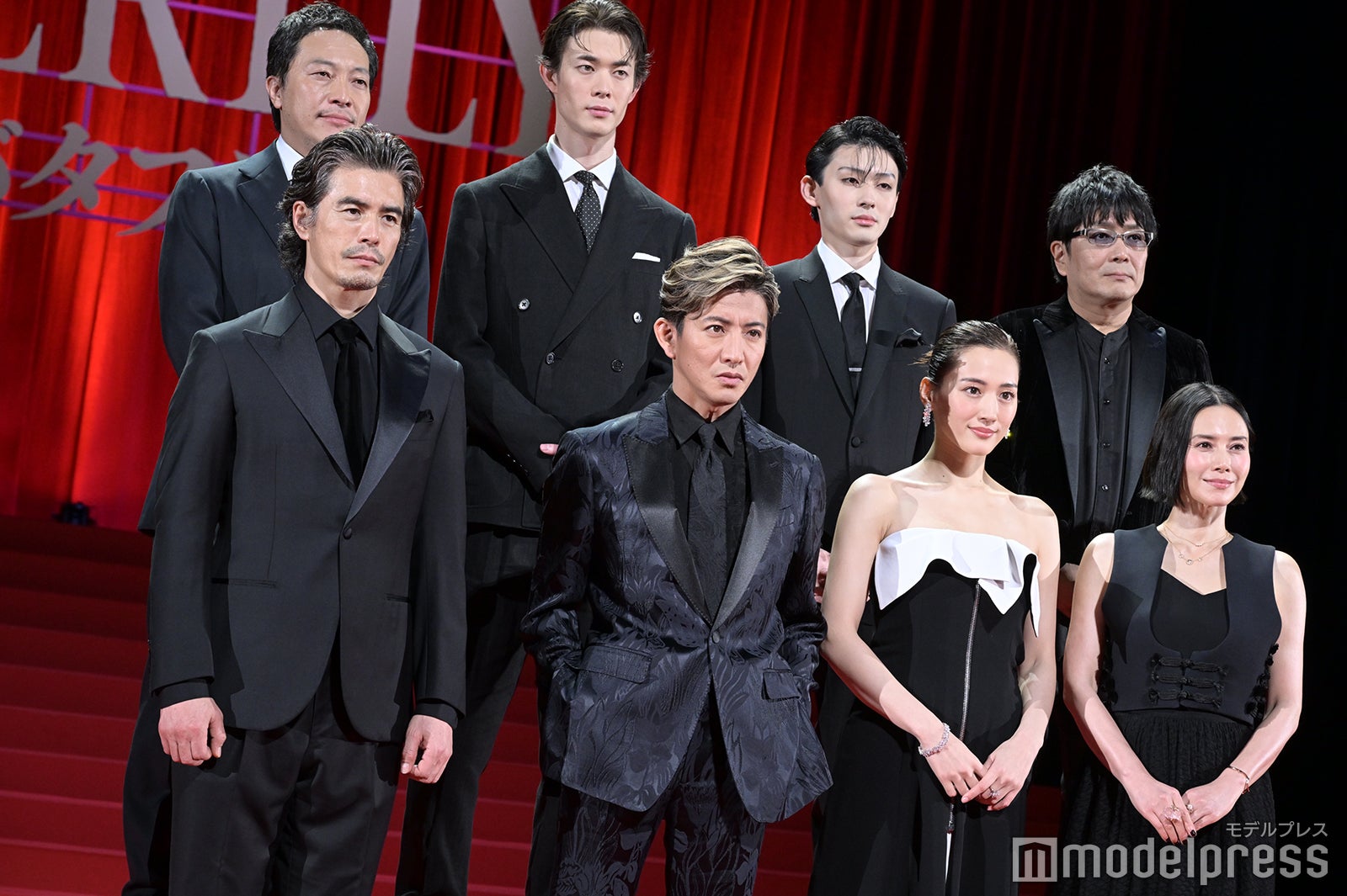 （上段左から）音尾琢真、宮沢氷魚、市川染五郎、大友啓史監督（下段左から）伊藤英明、木村拓哉、綾瀬はるか、中谷美紀（C）モデルプレス