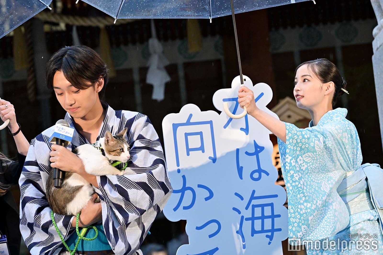 大西利空が濡れないよう傘に入れる広瀬すず（C）モデルプレス