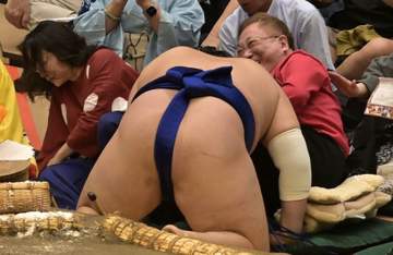 危機一髪！高須院長、土俵下であわや下敷きのハプニング 162キロ欧勝馬が転落、まさかのハプニングに笑い止まらず