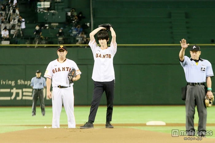 本郷奏多、自身初の始球式の模様