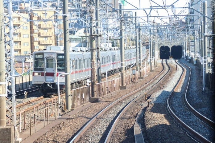 東武東上線と並走し、トンネルに入れば地下鉄成増駅に着く