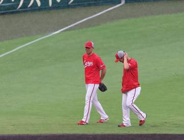 甲子園球場が水浸しに 阪神-広島戦の試合前練習で突如雨脚が強まる 広島は練習を途中で切り上げ