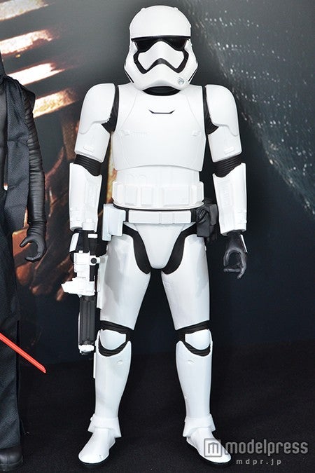 「FIRST ORDER STORMTROOPER STORMTROOPER DU PREMIER ORDRE」（31インチフィギュア ストームトルーパー）9000円／9月4日発売（C）＆TM Lucasfilm Ltd．