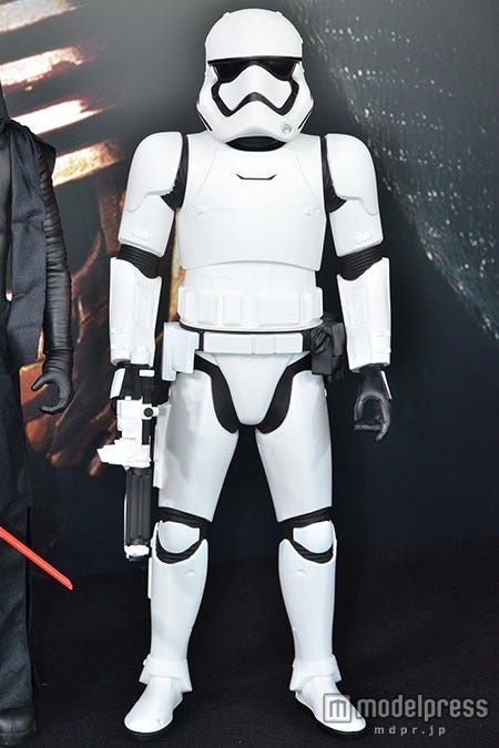 「FIRST ORDER STORMTROOPER STORMTROOPER DU PREMIER ORDRE」(31インチフィギュア ストームトルーパー)9000円/9月4日発売(C)&TM Lucasfilm Ltd.