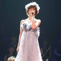 「KEITA MARUYAMA」のドレスで「涙のせいじゃない」を熱唱する篠田麻里子（C）AKS