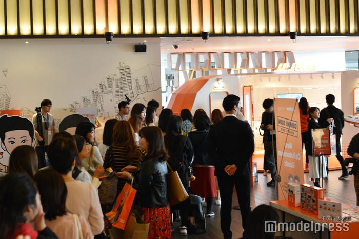 イベント直前、ファン100人が訪れ賑わう様子(C)モデルプレス
