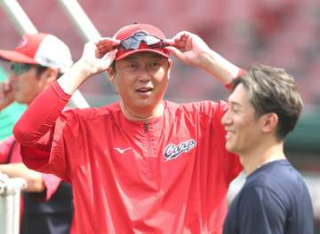 オリックス・西川龍馬が新井監督と談笑 小園、矢野らに囲まれ、大盛とは記念撮影 マツダスタジアムでかつてのチームメートと旧交温める