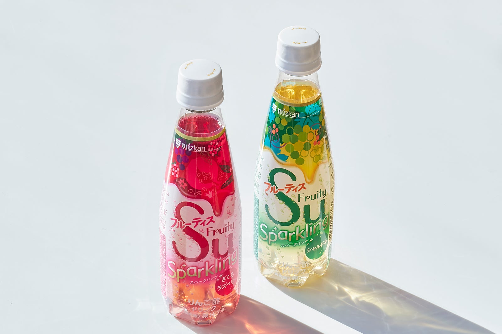 （左から）「フルーティススパークリング　ざくろラズベリー」「フルーティススパークリング シャルドネ」