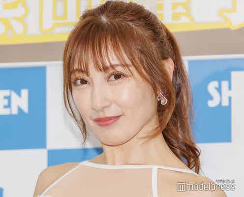 熊田曜子、大胆スリットから美脚全開「脚長すぎる」「完璧スタイル」の声