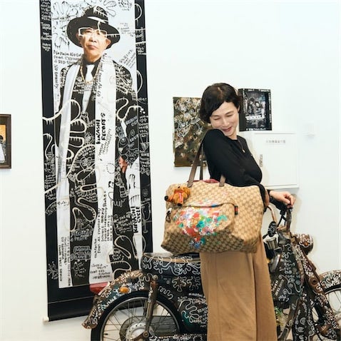 安田成美、「木梨憲武展」設営に同行 「画伯に絵を描いてもらった」特製バッグ披露