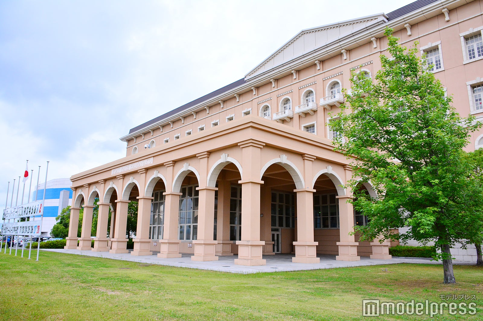 まるでテーマパークのような佇まいの「ボートレース浜名湖」（C）モデルプレス