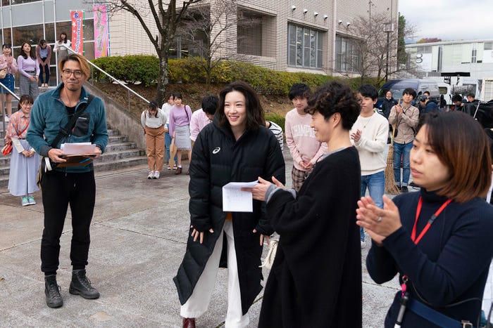(中央)永野芽郁/メイキングカット(提供写真)