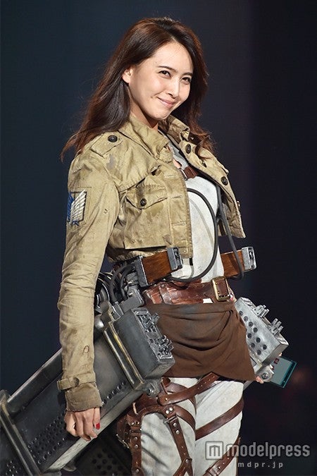 加藤夏希 進撃の巨人 コスプレ姿を披露 調査兵団になりきり 神コレ15a W モデルプレス