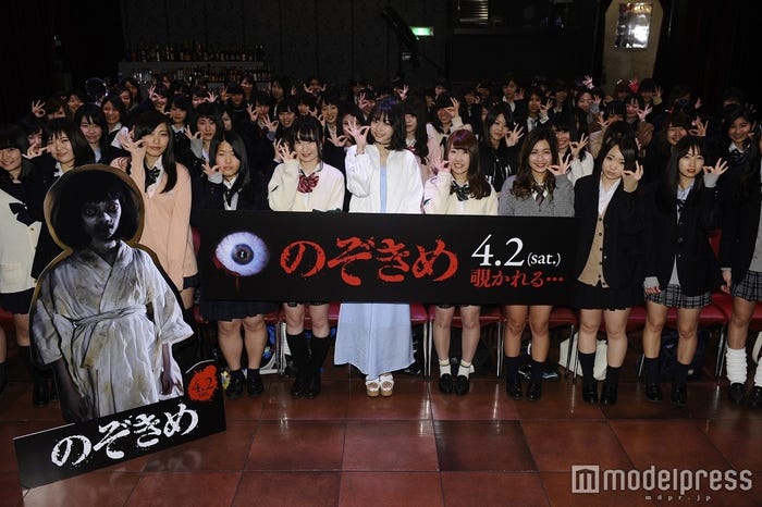 武田玲奈(中央)、女子高生たちと試写会参加!/(C)2016「のぞきめ」製作委員会