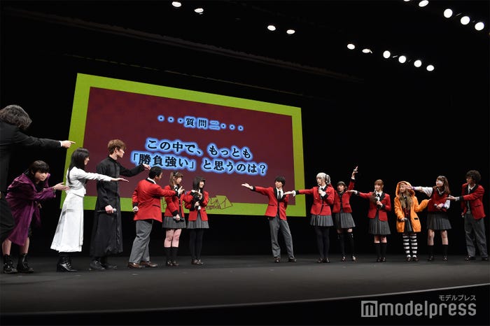 (左から)英勉監督、伊藤万理華、福原遥、宮沢氷魚、矢本悠馬、森川葵、浜辺美波、高杉真宙、池田エライザ、松田るか、中村ゆりか、三戸なつめ、柳美稀、小野寺晃良 (C)モデルプレス