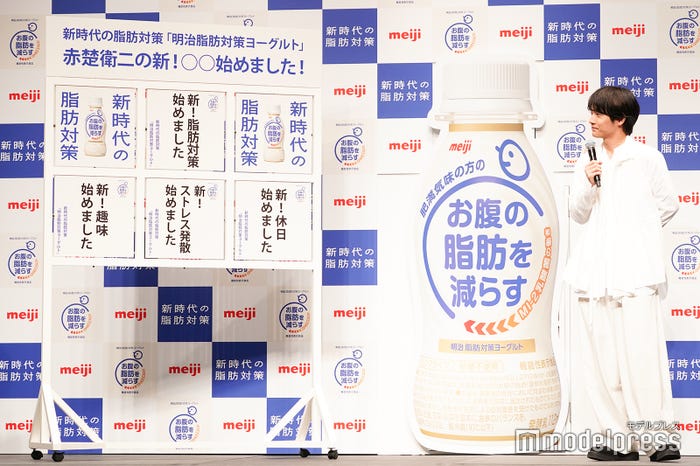 トークのお題を眺める赤楚衛二 (C)モデルプレス