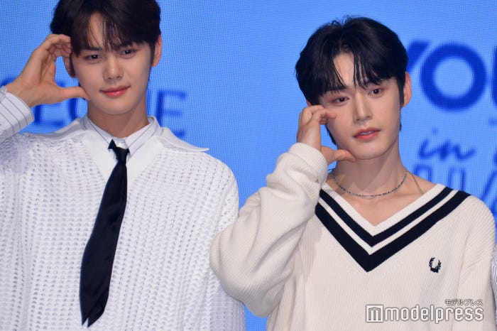 片手ルダハートがお揃いのキム・ギュビン、キム・ジウン(C)モデルプレス