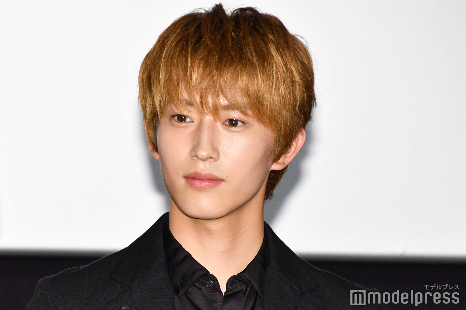 金髪の杉野遥亮 （C）モデルプレス