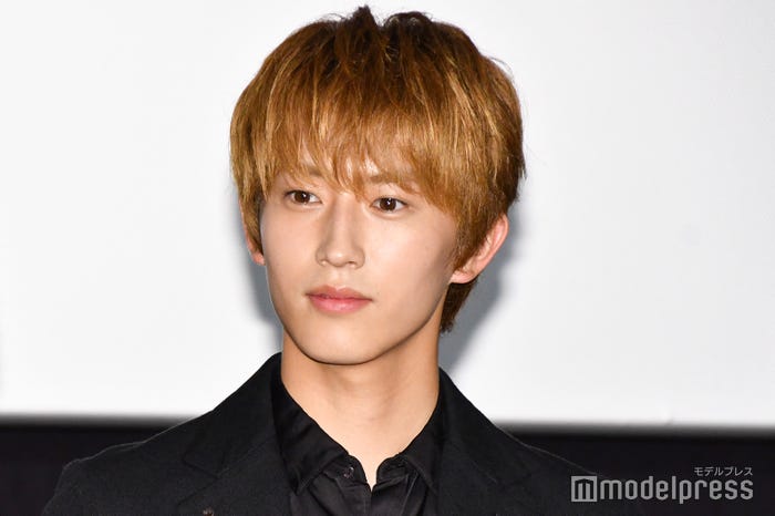 金髪の杉野遥亮 (C)モデルプレス