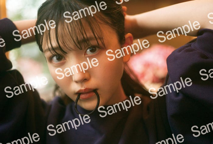 久保史緒里1st写真集「交差点」楽天ブックス(通常版カバーのみ)特典ポストカード(撮影:細居幸次郎)