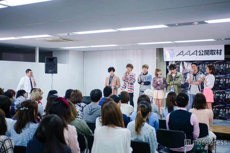 ファンの質問に答えるAAA