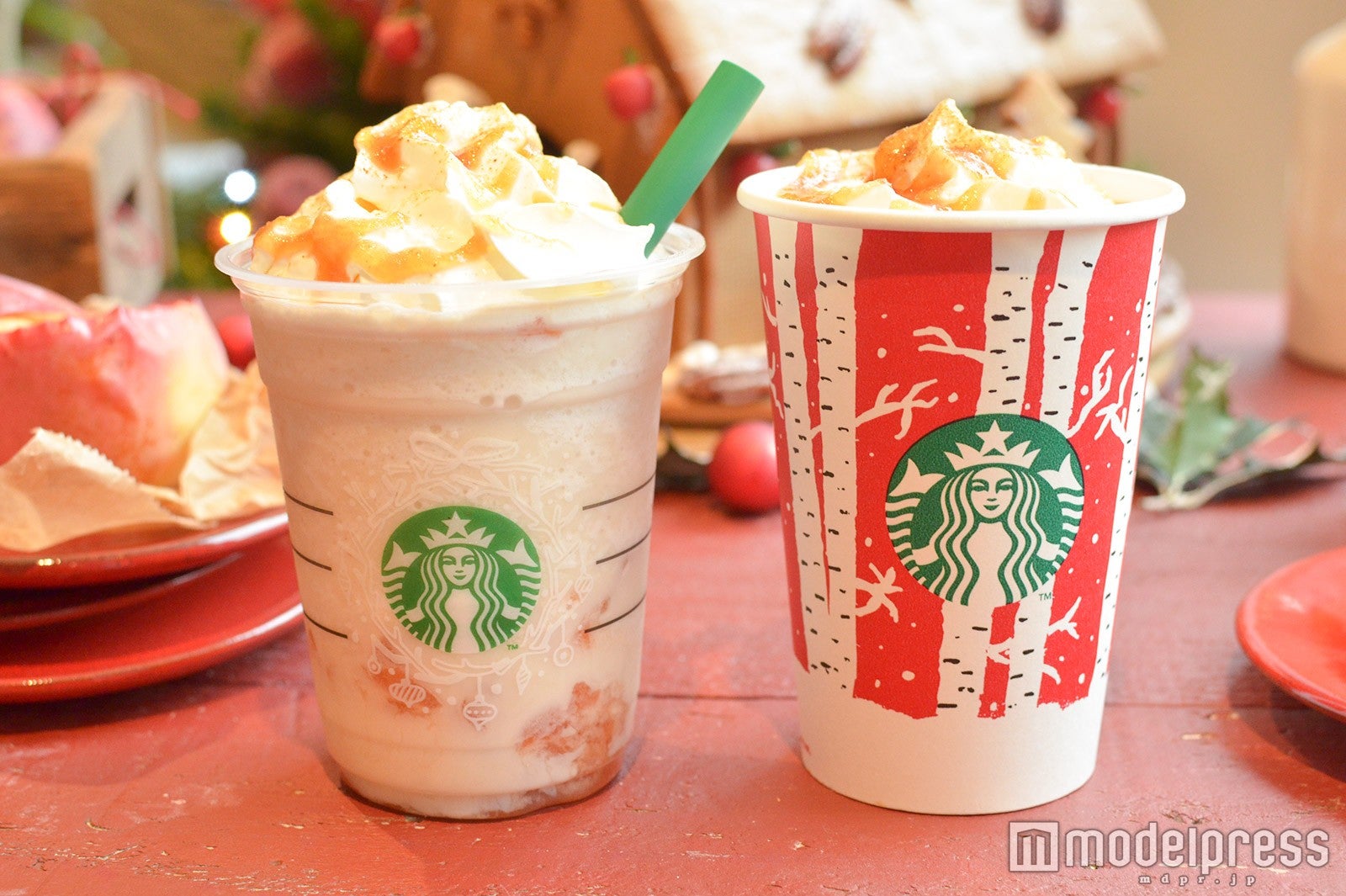 （左から）ベイクド アップル フラペチーノ（R） 、ホット ベイクド アップル（C）モデルプレス