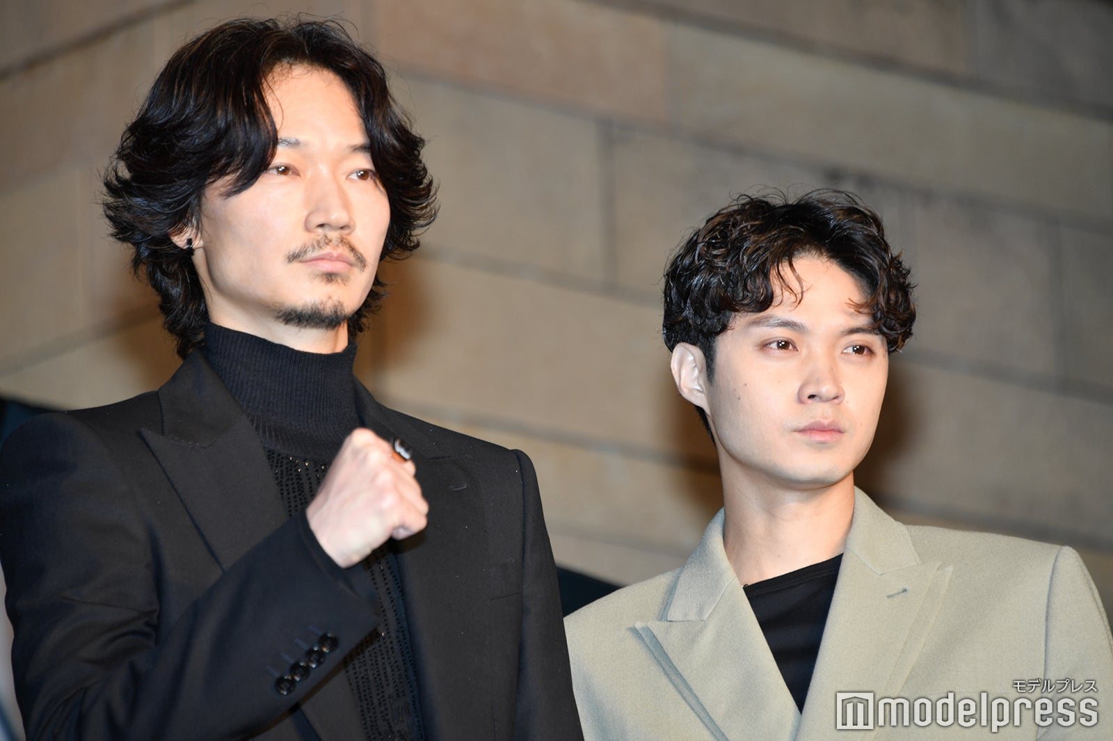 綾野剛、磯村勇斗（C）モデルプレス