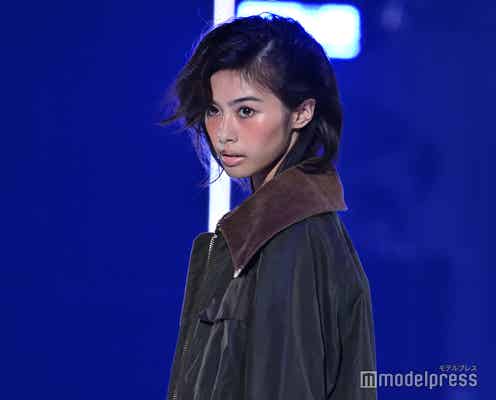 安斉星来、“超ミニ”ショーパンから美脚スラリ 美ウエストものぞく【TGC 2024 A/W】