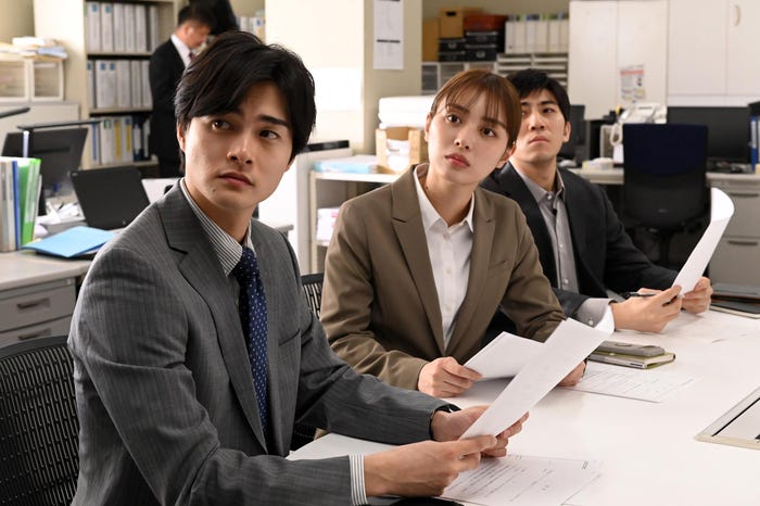 結木滉星、内田理央ほか「ダブルチート 偽りの警官 Season1」第2話より(C)テレビ東京 WOWOW