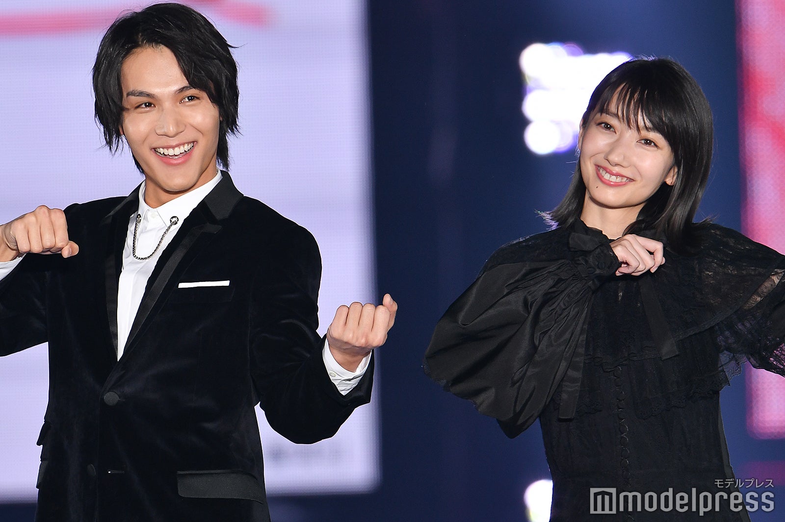 中川大志、波瑠 （C）モデルプレス